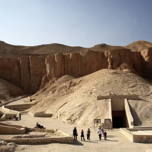 Partecipa al tour privato da Marsa Alam a Luxor e visita i principali siti storici dell'antico Egitto. Esplora la Valle dei Re, il Tempio della Regina Hatshepsut, i Colossi di Memnone e molto altro. Prenota ora!